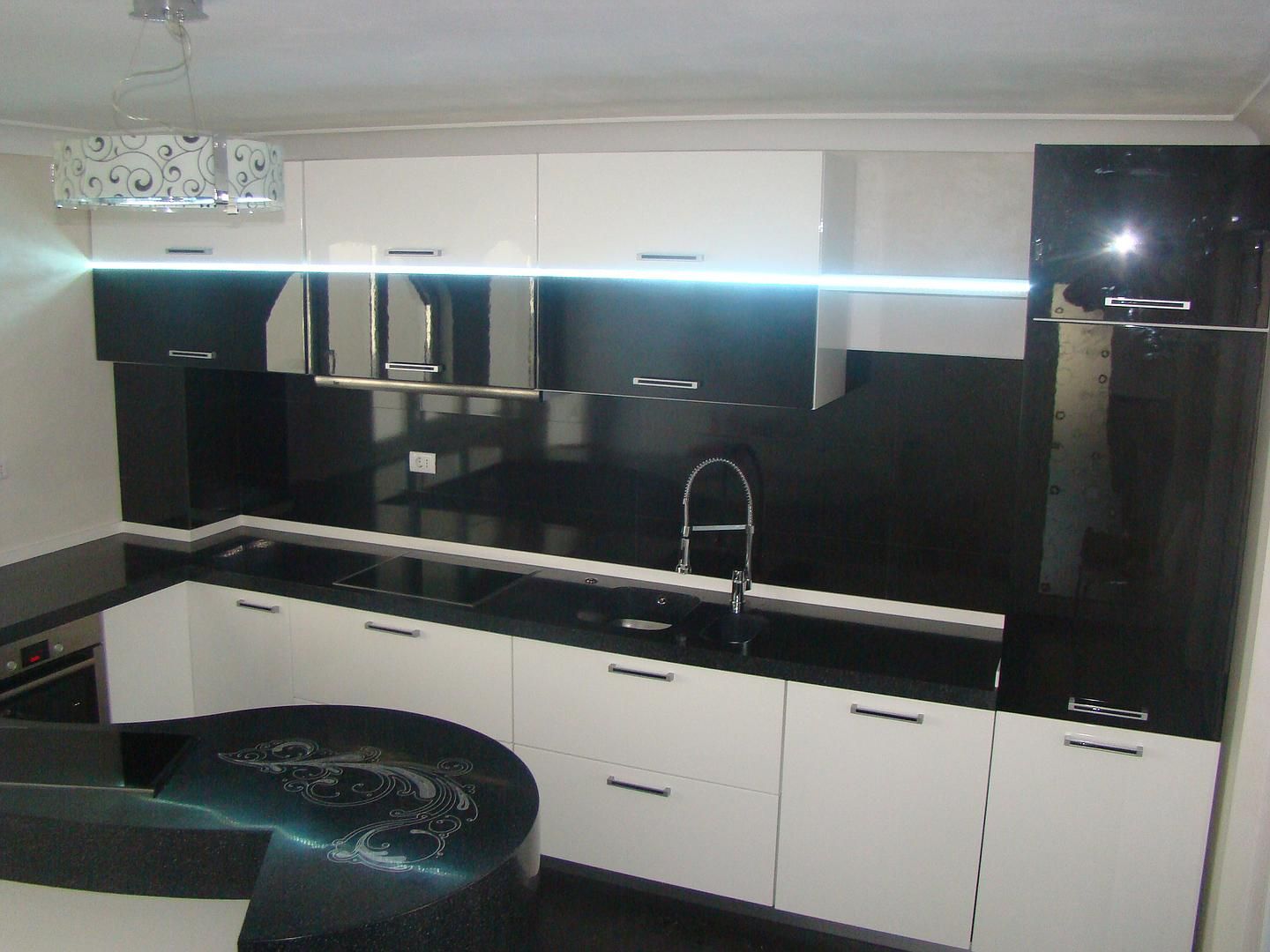 Bucatarie Black&White cu peninsula printata