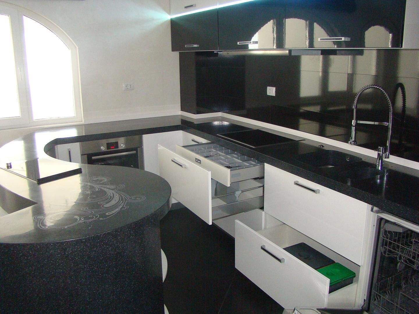 Bucatarie Black&White cu peninsula printata